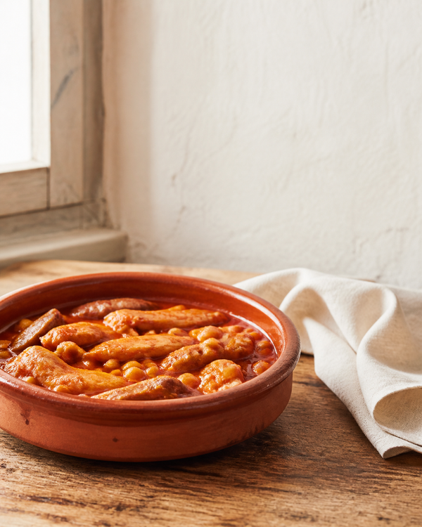 Callos vegetales servidos en una cazuela de barro